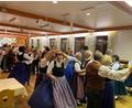 Bild: mag
Ein letztes Mal zur Volksmusik tanzen, bevor der Advent kommt: Der Kathrein-Tanz im Heldrich-Saal in Forsthof kam gut an.