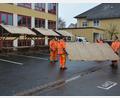Bild: jr
Mitarbeiter des Gemeindebauhofs bauten am Mittwoch 15 Buden für den 1. Pechbrunner Weihnachtsmarkt bei der Grundschule auf.