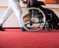 Bild: Tom Weller/dpa
Ein Pfleger eines Pflegeheims schiebt eine Bewohnerin mit einem Rollstuhl. Die Krankenhaus-Chefs kritisieren die Ungleichbehandlung bei der Auszahlung der Pflegeboni.