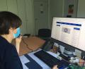 Bild: ihl
Eine Mitarbeiterin des Contact-Tracing-Teams am Gesundheitsamt Schwandorf telefoniert. Auch nach den aktuellen Regelungen zur Corona-Pandemie bleibt für das Team einiges zu tun.