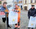 Bild: do
Bürgermeister Marcus Gradl und Polizeichef Werner Stopfer und mit ihnen die Gebietsverkehrswacht und die Jugend- und Seniorenbeauftragten ermuntern mit einer Plakataktion auf dem Stadtberg zu mehr gegenseitiger Rücksichtnahme im Straßenverkehr