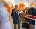 Bild: Lowak
Ursula Vogelsang vom Weidener Serviceclub Inner Wheel präsentiert gut erhaltende Marken- und Designerkleidung, die in einem Popup-Store am Unteren Markt in den Wochen vor Weihnachten für den guten Zweck verkauft werden.