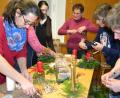 Bild: gi
Die Frauen waren sehr kreativ und haben Adventsgestecke, Kränze und weitere Handarbeitssachen gefertigt, die am Samstag und Sonntag in der Kirche erworben werden können.