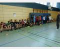 Bild: Realschule im Stiftland/exb
Trainer Marcel Themann mit den Schülern der 7. Klassen in der Sporthalle der Realschule im Stiftland.
