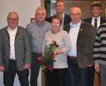 Bild: rgr
Kolping-Vorsitzender Andreas Greiner (hinten Mitte) nahm die Ehrungen der langjährigen Mitglieder zusammen mit Pfarrer und Kolping-Präses Daniel Fenk (rechts) vor.