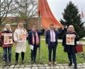 Bild: Stadt Weiden/exb
Oberbürgermeister Jens Meyer hisst mit der Gleichstellungsbeauftragten der Stadt Weiden, Susanne Reinhardt (Mitte), und Vertreterinnen des Weidener Frauenhauses sowie des Vereins Dornrose die Flagge zum Orange Day