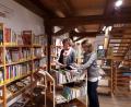 Bild: pz
Die Sachbuchabteilung im Obergeschoss der Stadtbücherei Waldsassen ist jetzt geordnet worden. Leser sollten sich dort jetzt besser zurechtfinden als früher. Gerda Sommer und Andrea Burger (von links) beim Einsortieren der neu angeschafften Bücher.