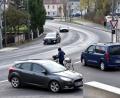 Bild: Stephan Huber
Dichter Verkehr, gefährliche Situation: Wer mit dem Rad zum Einkaufen in die Arkaden fährt (hier die Südausfahrt zur B 14), muss sich die Straße mit Autos teilen. Es führt kein eigener Radweg zum Parkdeck.
