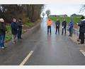 Bild: jr
Pfarrer Anton Witt (rechts) erbat Gottes Segen für den Ausbau der Gemeindeverbindungsstraße von Großensees nach Zirkenreuth. Am Donnerstagmittag erfolgte die Straßenverkehrsfreigabe für das 2,54 Kilometer lange Straßenstück, dessen Ausbau Kosten in Höhe von 1,6 Millionen Euro verursachte.