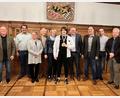 Bild: Wolfgang Meier, Stadt Amberg/exb
Empfang im Rathaus für Junioren-Weltmeisterin im Ju-Jutsu-Fighting, Viola Fritsche (Fünfte von rechts), die stolz ihre Medaille zeigte.