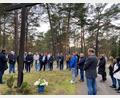 Bild: Norbert Bücherl
Auf dem Waldfriedhof Halbe, der größten Kriegsgräberstätte in Deutschland, gedachten die Projektteilnehmer der Toten und Opfer aller Kriege. Links der Freihunger Pfarrer Benny Joseph.