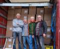 Bild: bjp
Viele fleißige Hände packten beim Verladen der in Pressath gesammelten Altkleider mit an. Von links: Franz Ficker, Hans Karl, Anton Waldmann und Gerhard Merkl.