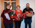 Bild: wku
Blumen und Geschenke gab es für Elsbeth Vogel und Karolina Seitz (von links), einen Geschenkkorb bekam Diakon Bernd Deyerl.