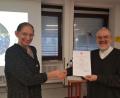 Bild: Stefan Schindler/exb
Pater Gerhard überreichte den "Sovereign Military Order of Malta" an das JAS-Gymnasium.