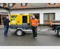 Bild: Portner
Bürgermeister Rudolf Teplitzky freut sich, dass durch Spendengelder ein Stromaggregat für die Partnerstadt Riwne beschafft werden konnte. Christian Weber vom Bauhof transportierte das Aggregat diese Woche nach Cham, wo der Schönseer Ukrainehilfe-Verein einen Transport von Hilfsgütern startete.
