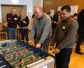 Bild: Junge Kirche Wiesau/exb
Auch Pfarrer Markus Nees und Pfarrvikar Pater James George zeigten ihr Können beim Kicker-Turnier.