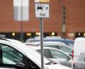 Bild: Gabi Schönberger
Auf dem Weidener Naabwiesen-Parkplatz dürfen Elektroautos weiterhin kostenlos parken.