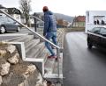 Bild: Stephan Huber
Links die vielbefahrene B14, rechts die Auffahrt zum Parkdeck - Fußgänger fühlen sich an der nicht barrierefreien Treppe gegenüber dem Reformhaus geradezu "eingezwickt" zwischen den Autos. Einen eigenen Fußgängerweg zu den Arkaden-Geschäften gibt es nicht.