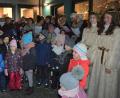 Bild: jr
Die Kinder des Kindergartens St. Hedwig bereicherten mit vier Liedern den Auftakt der Adventsschaufensterreihe in Mitterteich beim Malerbetrieb Blechinger. Mit dabei waren auch zwei Engelchen, die Plätzchen an die kleinen Besucher verteilten.