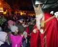Bild: hm
Sankt Nikolaus verteilte beim Adventsmarkt auf dem Pfreimder Marktplatz kleine Geschenke an die Kinder