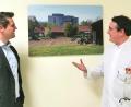 Bild: Portner
Diese Ansicht vom ländlichen Krankenhaus in Oberviechtach soll nicht zum Erinnerungsbild verkommen: Auch nach dem Klinik-Neubau wird das fünfstöckige Gebäude stehenbleiben. Bürgermeister Rudolf Teplitzky und Chefarzt Dr. Christian Glöckner verraten ihre Ideen.
