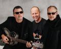 Bild: Rieppel/exb
"G.A. Rieppelli & die Sölln", das sind Ferdinand Rieppel (Gitarre von links), Mario Wild (Schlagzeug) und Norbert Fuchs (Bass) präsentieren im Schmidt-Haus am 3. Dezember ihre neue CD "Umma 'n' Umme".