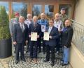 Bild: bö
Beim Verband der Reservisten der Deutschen Bundeswehr, Kreisgruppe Oberpfalz Mitte, wurden verdiente Mitglieder und Mandatsträger geehrt (von links): Stabsfeldwebel Johann Rothut, Ehrenvorsitzender Werner Gebhard, Hans-Reiner Heldrich, Bertram Gebhard, Werner-Paul Schmidt, Ludwig Nerb, Manfred Fuchs, Hauptfeldwebel Dietmar Müller vom Logistik-Bataillon 472 und Bezirksvorsitzender Manfred Zettl.