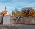 Bild: Susanne Forster
Am Friedhof in Bärnau ist zum zweiten Mal eine Probemauer errichtet worden (links neben Holzzaunelement). Wenn das Denkmalamt den „Entwurf“ freigibt, kann die Ausschreibung für den Neubau der Mauer starten.