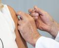 Symbolbild: Sebastian Kahnert/dpa
Die Grippewelle grassiert. Das Bayerische Landesamt für Gesundheit und Lebensmittelsicherheit rät deshalb zur Impfung.