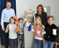 Bild: Karoline Gajeck-Scheuck/exb
Schwer vermisst wurde der Trinkwassersprudler in der Max-Josef-Schule Amberg. Stadtwerke-Geschäftsführer Stefan Winkler übergab das neue Gerät für Schüler und Lehrer stellvertretend an Rektorin Silke Kick.