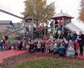 Bild: Kindertagesstätte Pfiffikus
Die Kinder der Kindertagesstätte mit Leiterin Anke Griesbeck (re.) und Christoffer Hebisch links daneben