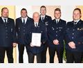 Bild: sche
70 Jahre bei der Feuerwehr Ehrenkommandant Alfons Dolles (Mitte mit Urkunde) von links 3.Bürgermeister Christian Drexler, Kdt. Norbert Hiller, stv. Kdt Stefan Müllner, Vorsitzender Robert Heldmann, stv. Vorsitzender Moritz Gebhard