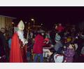 Bild: bey
Der Nikolaus verteilte mit Unterstützung von Knecht Rupprecht und Sonja Reichold Schokoladennikoläuse an die Kinder.