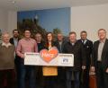 Bild: bey
Regionalmarktleiter Gerhard Röbl (Zweiter von links) überreicht mit Filialleiterin Caroline Kißler eine Gesamtspende von 2250 Euro an Parksteiner und Kirchendemenreuther Vereine und Einrichtungen.
