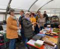 Bild: no
Mitglieder des Elternbeirats und weitere Helferinnen beim Kuchenverkauf in Nonnhof