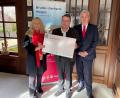 Bild: Tamara Deml/exb
Dr. Bernhard Wankerl, Vorsitzender des Lions-Hilfswerk Schwandorf (rechts) und Renate Ahrens, Vizepräsidentin des Lions Clubs Schwandorf, überreichten an Martin Steinkirchner, Regionalleiter der Johanniter-Unfallhilfe, den Scheck