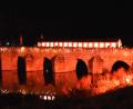 Bild: ubb
Wieder mit großem Staunen wurde die Eröffnung des Weihnachtsmarktes und damit das Einschalten des Lichterzaubers miterlebt. In diesem Jahr erstrahlt die Fischhofbrücke in einem orange-roten Lichterglanz.