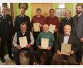 Bild: gi
Die Feuerwehr Ödpielmannsberg ehrte Feuerwehrleute für 50, 60 und 65-jährige Mitgliedschaft. Dazu gratulierten 1. Bürgermeister Armin Bulenda (rechts), Kreisbrandinspektor Martin Weig (Zweiter von rechts) und Vorsitzender Hermann Ach (links) mit 1. Kommandanten Karl Eckl (Zweiter von links) den Jubilaren Johann Sauer, Karl Eckl, Günther Eckl (von links vorne) sowie Johann Bayer und Josef Irlbacher (hinten von links).
