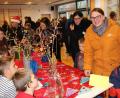 Bild: prh
Die Aula der St. Felix Schule platzte beim Adventsbasar aus allen Nähten. Die Schüler hatten schöne Advents- und Weihnachtsartikel und andere nützliche und interessante Sachen gebastelt und verkauften diese zu günstigen Preisen.