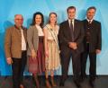 Bild: Bayerische Staatskanzlei
Die Holunderkönigin Monika Bernhard (Mitte) mit den Gastgebern und Albert Nickl (links)