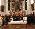 Bild: soj
Pfarrer Pater Anish George (links) segnete in der Pfarrkirche die Ehejubilare.