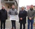 Bild: fvo
Scheckübergabe im Kirchplatz. Von links: Pfarrer Norbert Götz, Christian Müller, Bürgermeister Josef Beimler und Christian Gallitzendörfer.