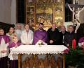 Bild: do
Verstärkung für den liturgischen Dienst: Pfarrer Johannes Bosco ernannte im Auftrag des Bischofs Sonja Fichtl (Zweite von links), Manuela Schneider (Fünfte von links), Johann Nickl (Zweiter von rechts) und Wolfgang Denk (Vierter von rechts) zu Kommunionhelfern. Verabschiedet wurde Josef Rupprecht (Dritter von rechts).