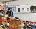 Bild: Portner
Ein kurzer Plausch oder eine Apfelsaft-Probe gehören am Stand von Anna-Maria Hubatsch dazu. Am Wochenmarkt in Oberviechtach fehlen allerdings weitere Direktvermarkter, auch wenn die Lücke gegenüber schon diesen Donnerstag wieder belegt sein soll.