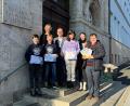 Bild:  Joram-Caspar Clemens/exb
Bei der Preisverteilung (von rechts nach links): Juba Akili (Partnerschaft für Demokratie Amberg), Christina Frick (Jugendzentrum Amberg), Christian Weiß-Mayer (Schulleiter), Veronika Schweighart (Lehrerin), dazwischen von links die Schüler Johannes Zahner, Simon Schäfer und Sophia Pauleke.