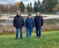 Bild:  Michael Weiß/VG Wackersdorf/exb
Bauhofleiter Volker Keil, Kiosk-Pächterin Elisabeth Richter und Bürgermeister Thomas Falter (von links) freuen sich über den neuen Besucherrekord im Erlebnispark Wasser-Fisch-Natur.