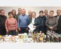 Bild: gis
Herzensangelegenheit der KAB Mehlmeisel ist es auch, die Mission zu unterstützen. Auf dem Bild von links Präses Pfarrer Ferdinand Weinberger, Claudia Sticht, Christine Pscherer, Wolfgang Glaser, Lothar Reich, Kornelia und Günter Pöllmann, Melanie Bauer, Franz-Josef Pscherer, Simone Glaser und Bürgermeister Franz Tauber.