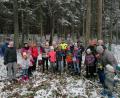 Bild: jow
Die Lintacher Kinder pflanzen zusammen mit ihren Eltern und Großeltern sowie Kirchenpfleger Franz Weiß (hinten, Dritter von rechts) Patenbäume.