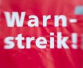 Bild: Friso Gentsch/dpa/Symbolbild
„Warnstreik!“ steht auf einem Schild.