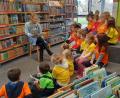 Bild: sm
Auf Einladung der Neustädter Stadtbibliothek besuchten die Vorschulkinder die Stadtbücherei. Gastleserin Magdalena Gärber (links) hatte die passenden Geschichten für die Kids.